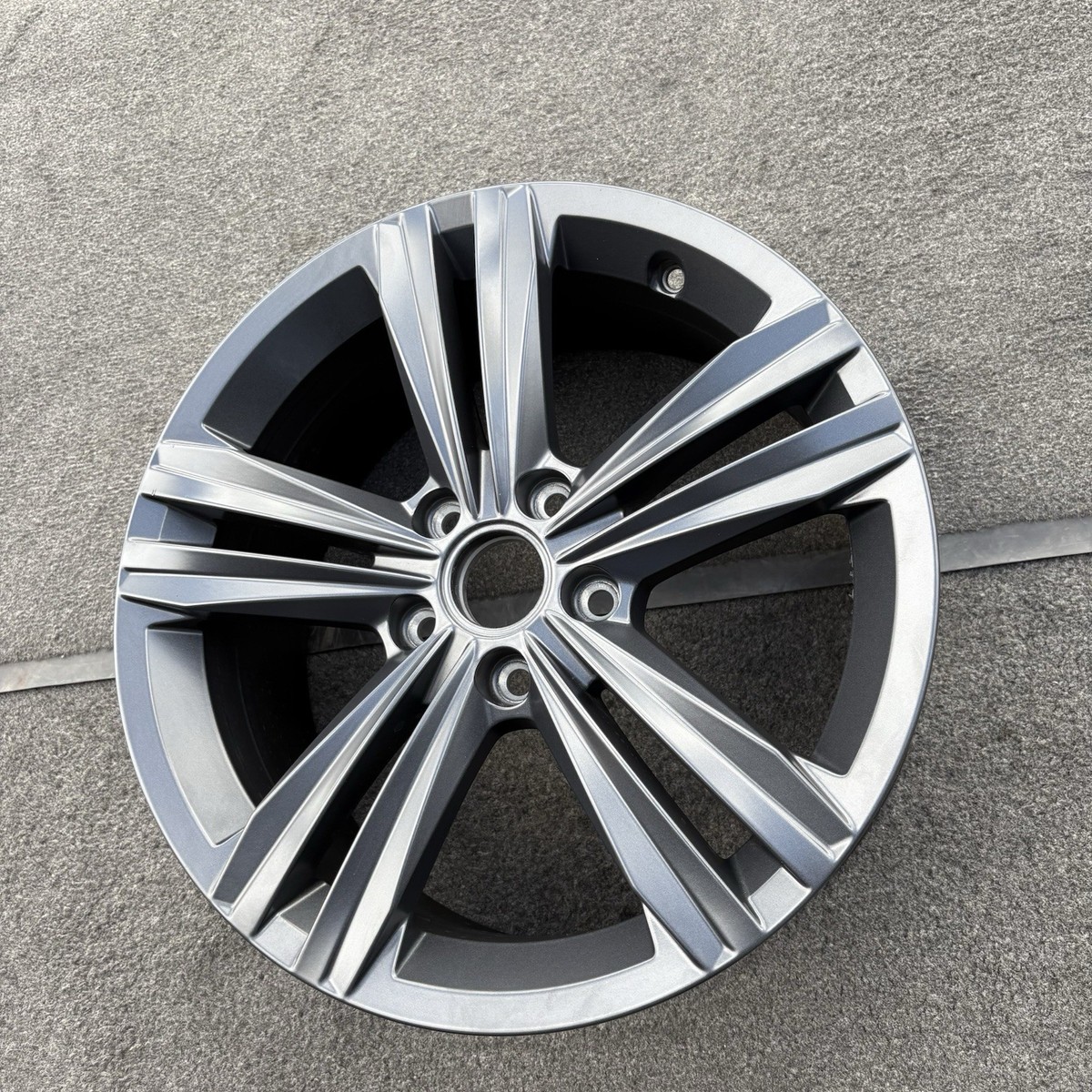 SINGLE 17 INCH WHEEL/RIM VOLKSWAGEN JETTA 2022-2025 OEM DARK GRAY
