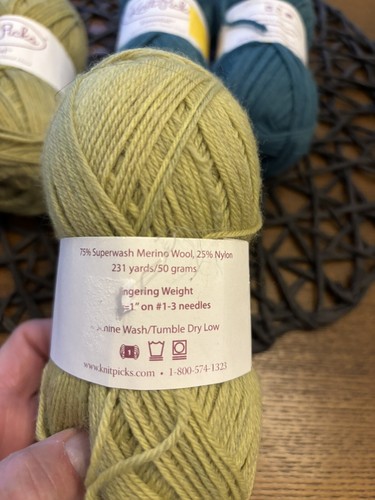 Knit Picks Essential Worsted Superwash Merino Wool Yarn Per Skein Peru - Picture 5 of 6