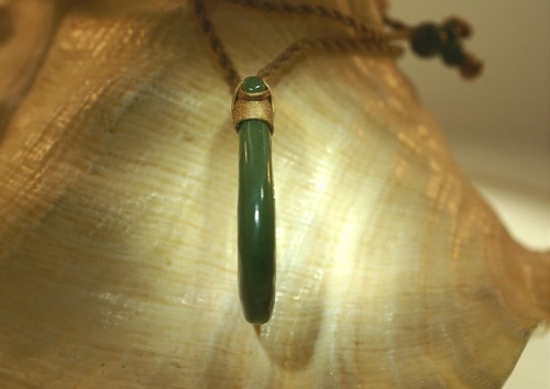 35MM HAND-CARVED GREEN JADE JADEITE MAORI HEI-MATAU PUHORO FISH HOOK NECKLACE - Picture 7 of 14