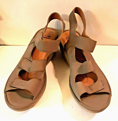 1/2 M Clarks Reedly Juno Wedge Open Toe Sandals Beige Sage