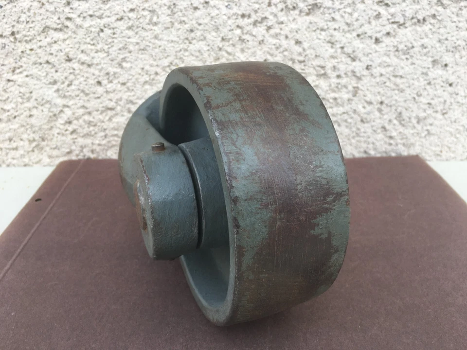 Ancienne roue de chariot / En fonte / A détourner / Déco industriel / Accessoire - Photo 3/4