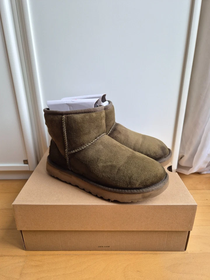 UGG – 38 – grün - Classic Mini Boot II – US 7 – Lammfell, Foto 1 von 5