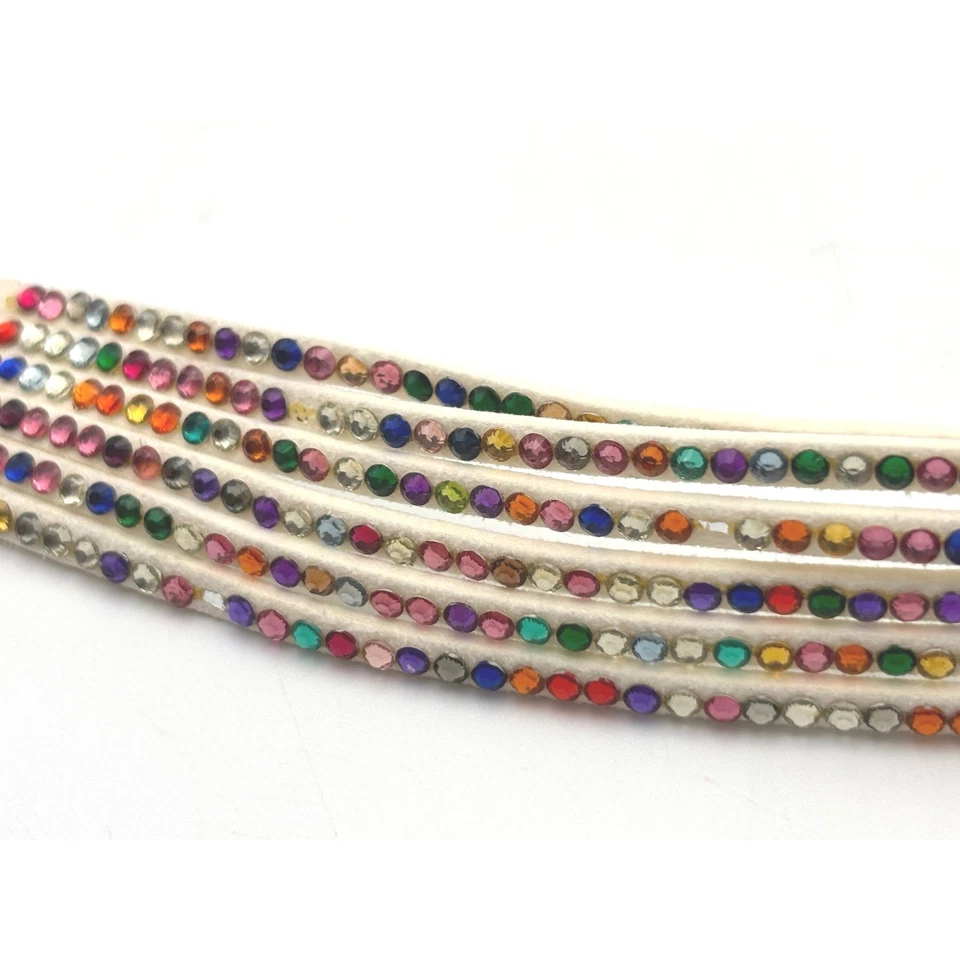 Pulsera envolvente beige multicolor con estrás cierre a presión tachonada Foto 3 de 4