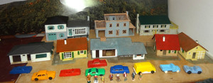 VINTAGE HO SCALE RESIDENTIAL AREA,  8 HOUSES, 9 VEHICLES,  9 FIGURES, 5 TREES
