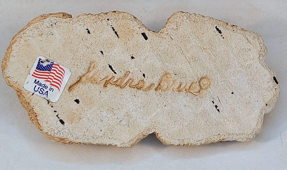 Estatuilla de perro durmiendo Sandicast acurrucarse resina marrón y blanca Sandra Brue Foto 4 de 4