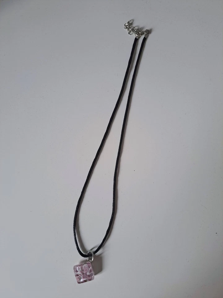 Murano Glas Anhänger mit Seiden-Kette in Rosa - NEU