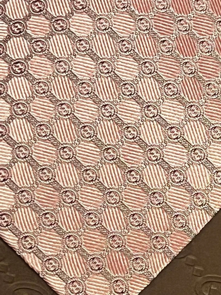 Corbata de seda con patrón Gucci GG logotipo negro y rosa accesorio clásico de negocios Foto 3 de 4