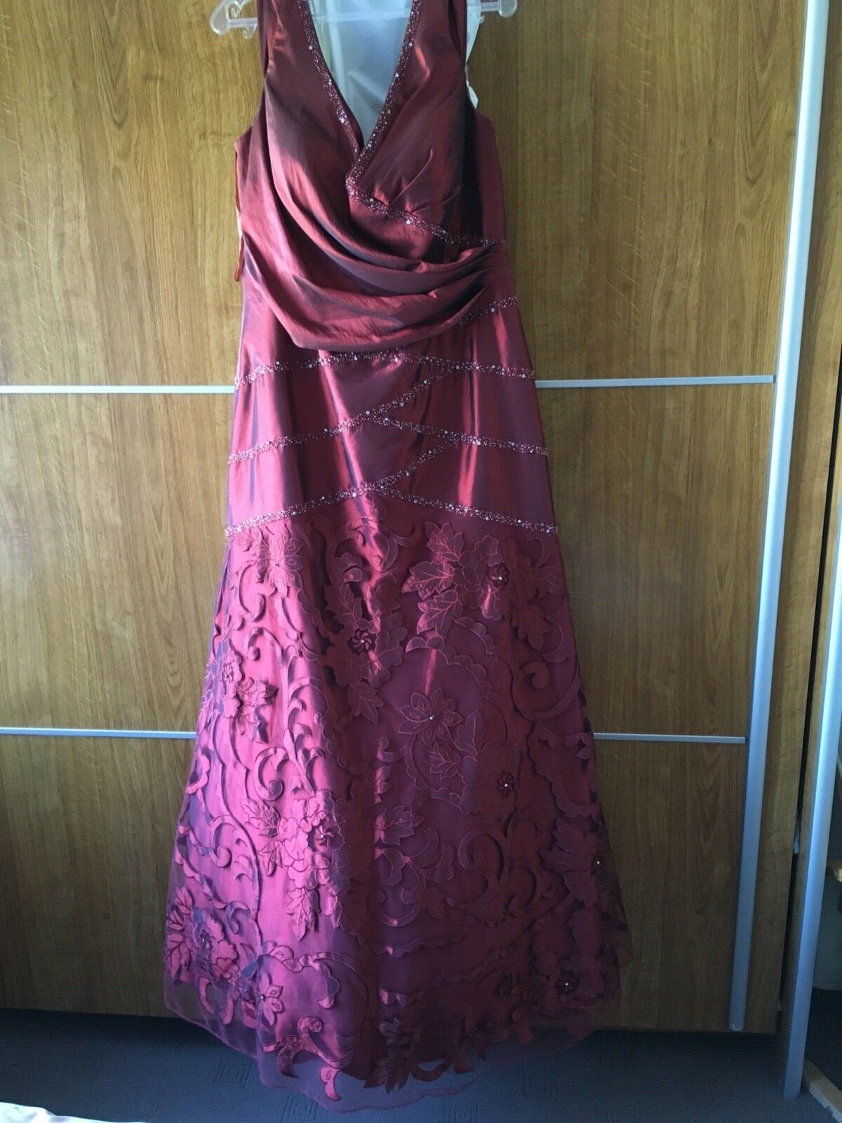 ladies long evening dress size 22. Beautiful detailed bodice and