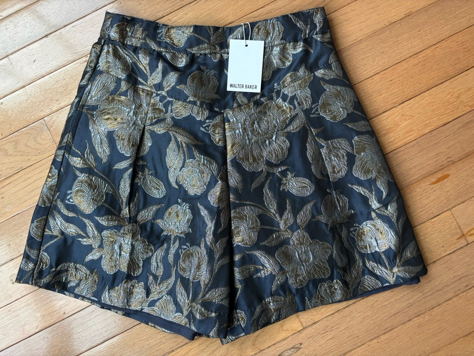 Walter Baker Taylor Shorts in Blue Metallic Camellia Brocade size 2 NWT
Opens in a new window or tab