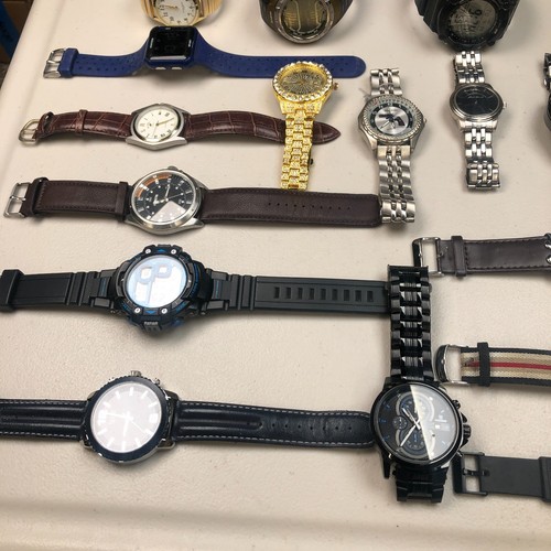 Approx 24 Assorted Mens Watches Untested Vintage New Parts Repair Good - Picture 6 of 10