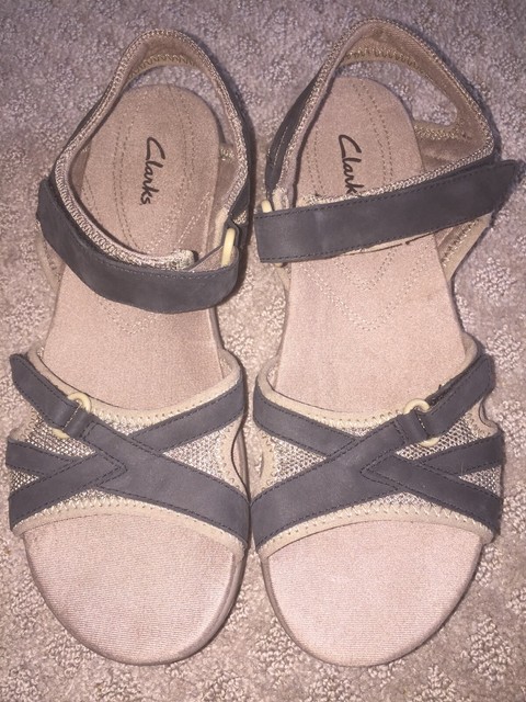 clarks in motion sandals
