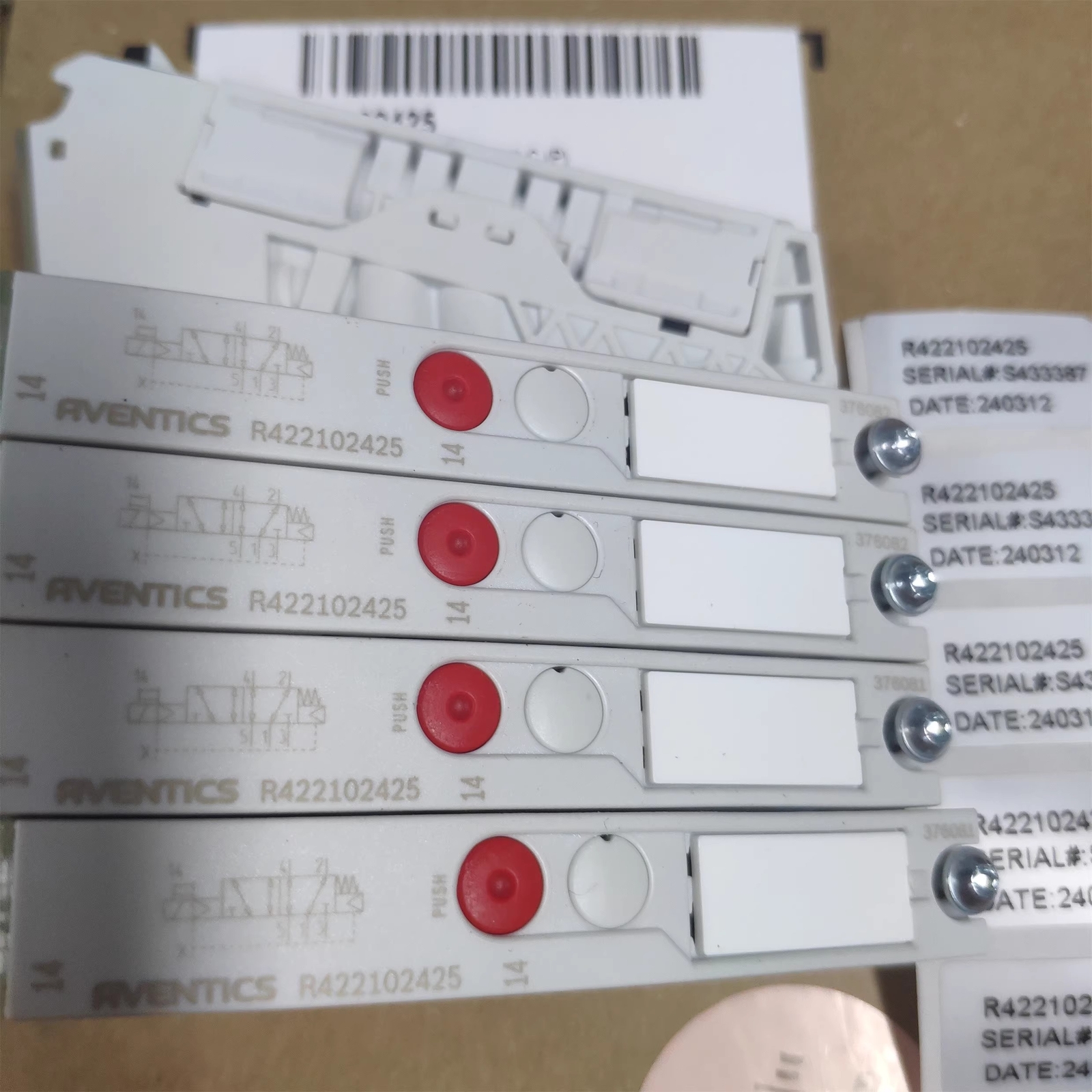 1pcs new AVENTICS solenoid valve plate R422102425 Free delivery