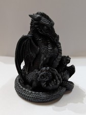 Schwarzer Drachen&nbsp;sitzend