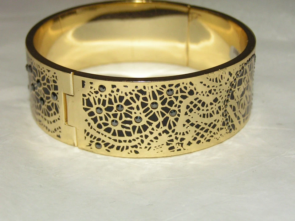 ..HENRI BENDEL...Brazalete Brazalete con Bisagras Anchas Tono Dorado y Cristales Negros y Esmalte Foto 4 de 4