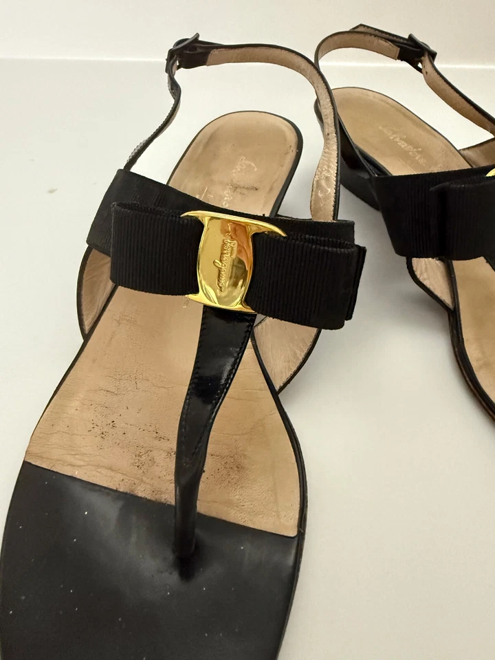 Sandalias Salvatore Ferragamo de charol negro con lazo y correa en T 7,5 Foto 2 de 4