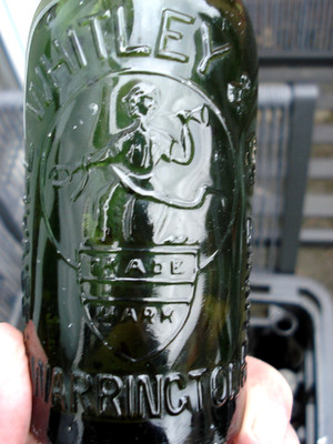 SUPER BILDHAFTE GRÜNE BIERFLASCHE '' TRUMPETER '' MARKE.