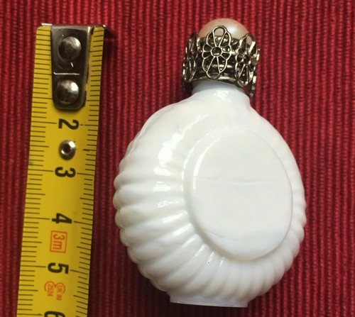 White Purse Perfume Bottle:Alabaster Pressed Glass&Cabochon Filigree/Screw Top - Bild 3 von 4