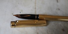 STYLO PLUME SHEAFFER TARGA PL. OR - FINITION GODRONS - PLUME OR 14 CARATS LARGE