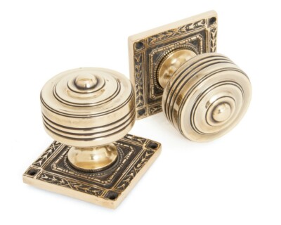 Aus dem Amboss 83860 gealtertes Messing Tewkesbury quadratisches Einsteckknopf-Set