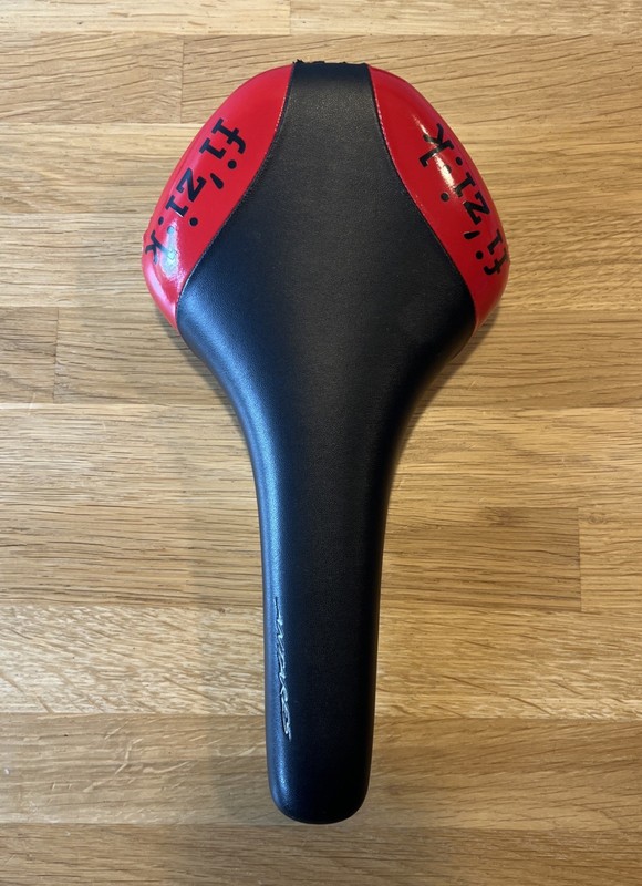 Fizik Antares Saddle Black/Red, 140mm x 273mm, 205g