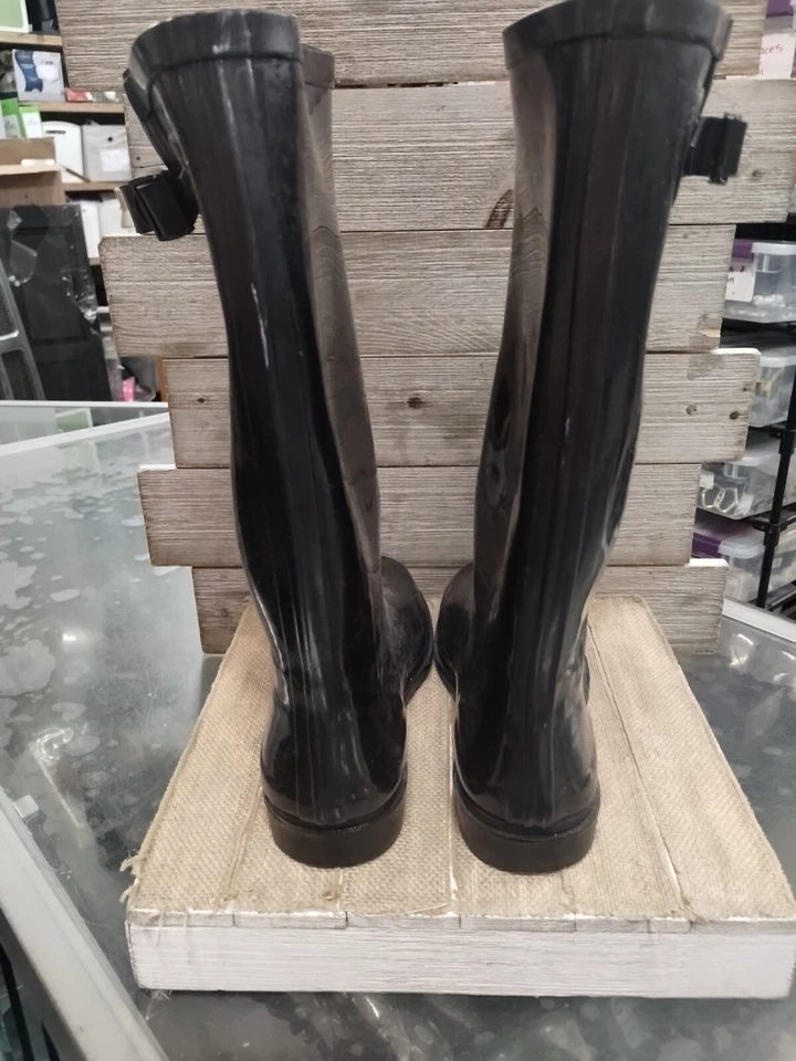 Botas de lluvia para mujer Forever Young hasta la rodilla negras talla 8 leves rasguños y arañazos  Foto 3 de 4