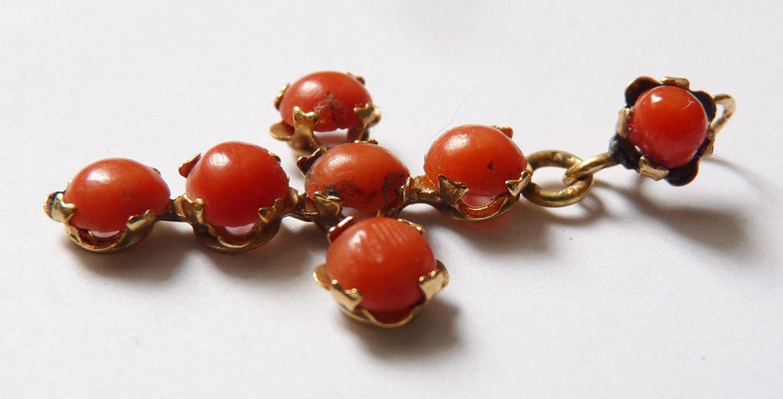 Pendentif Croix Ancien En Or 18K (750) Et Corail - Longueur 5.5 Cm - Tête D'aigle - Très Bon état