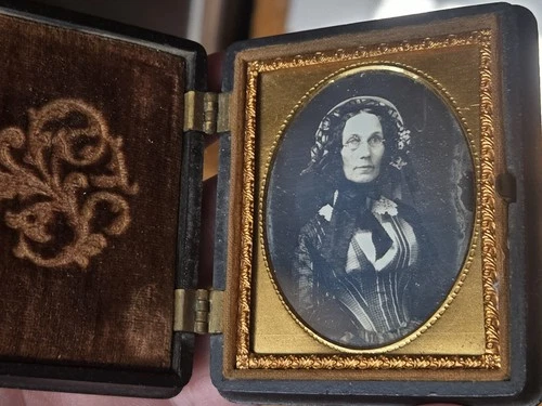 9th plate daguerreotype in a union case woman w/ great outfit and glasses