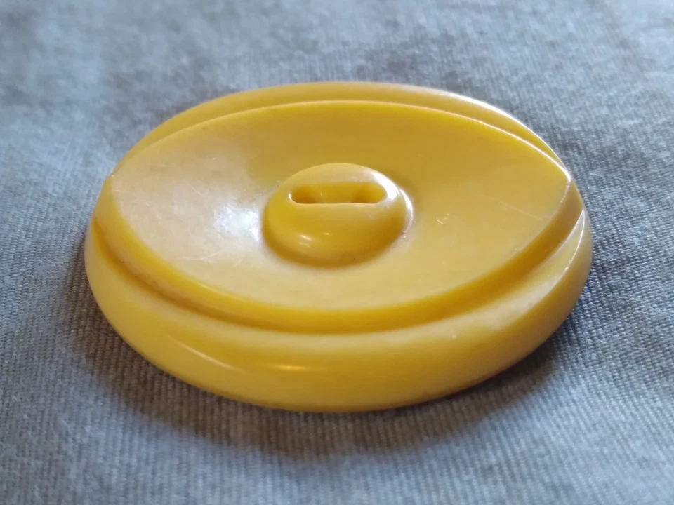 Vintage Ornate Yellow Plastic Button. - Image 3 of 4