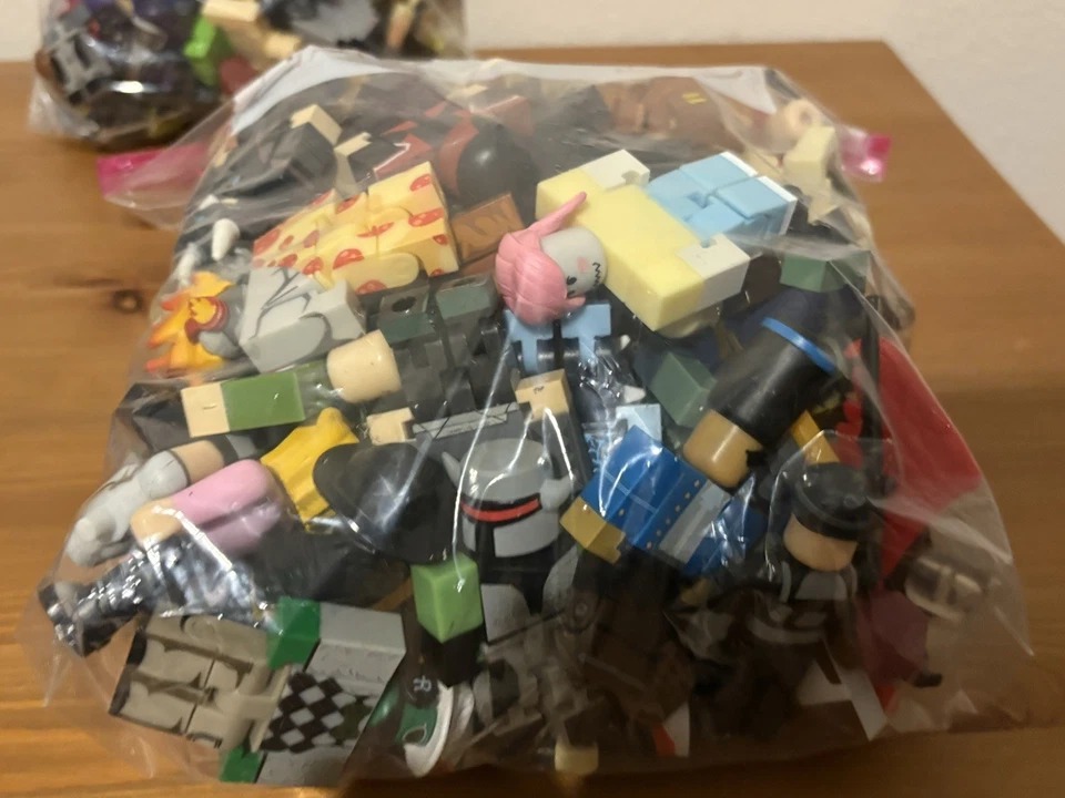 Estatuillas Jazwares Roblox surtidas aleatoriamente con accesorios SIN códigos [a granel] Foto 2 de 4