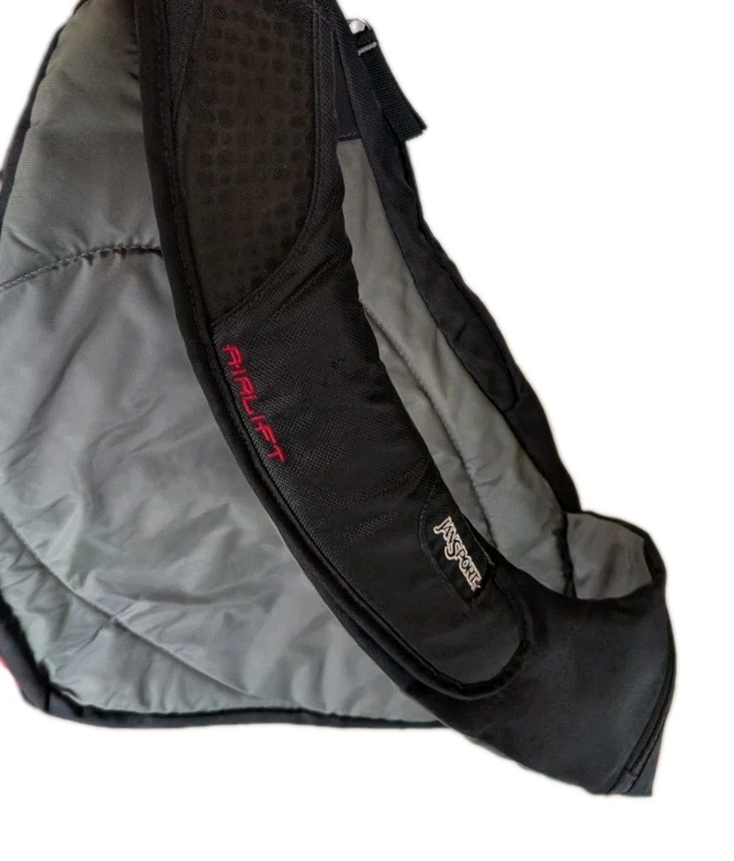 Mochila negra con una correa bandolera Jansport Airlift Y2K Foto 2 de 4