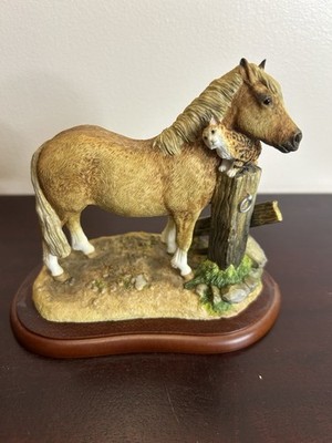 Border Fine Arts ''Hay Days Making Friends'' A0540 Pferd & Katze Figur Anne Wall