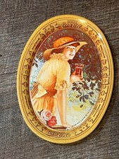 VINTAGE COCA COLA 1973 SMALL TIP CHANGE METAL TIN TRAY Lady MINT CONDITION (B)
