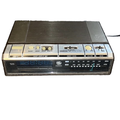 GENERAL ELECTRIC AM/FM CLOCK RADIO MODEL 7-4646A WOOD GRAIN FINISH ...
