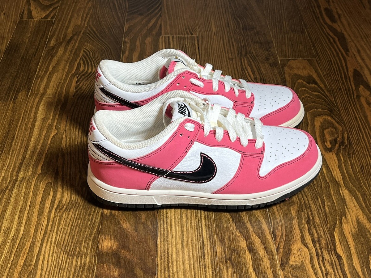 nike white shoes with pink check