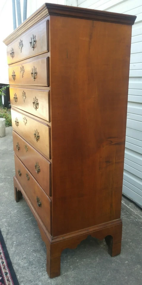 Cajonera alta de arce Chippendale antigua cola de milano tapa de tablón Foto 3 de 4