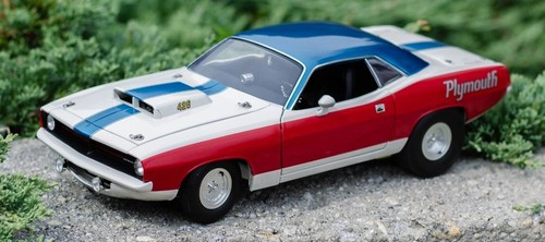 ( ID IB 108 ) 1970 Plymouth HEMI Cuda White with Red and Blue S - Picture 3 of 16