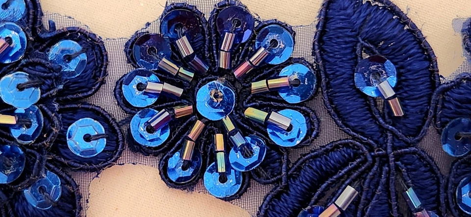 Lantejoulas e miçangas florais azul royal TRIM em uma base de malha. Vintage - Imagem 4 de 4