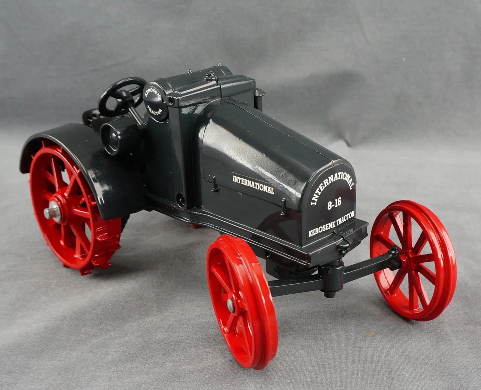 Tractor agrícola de queroseno 1/16 International 8-16 juguete fundido a presión IH Kansas Trade Fair Foto 3 de 4