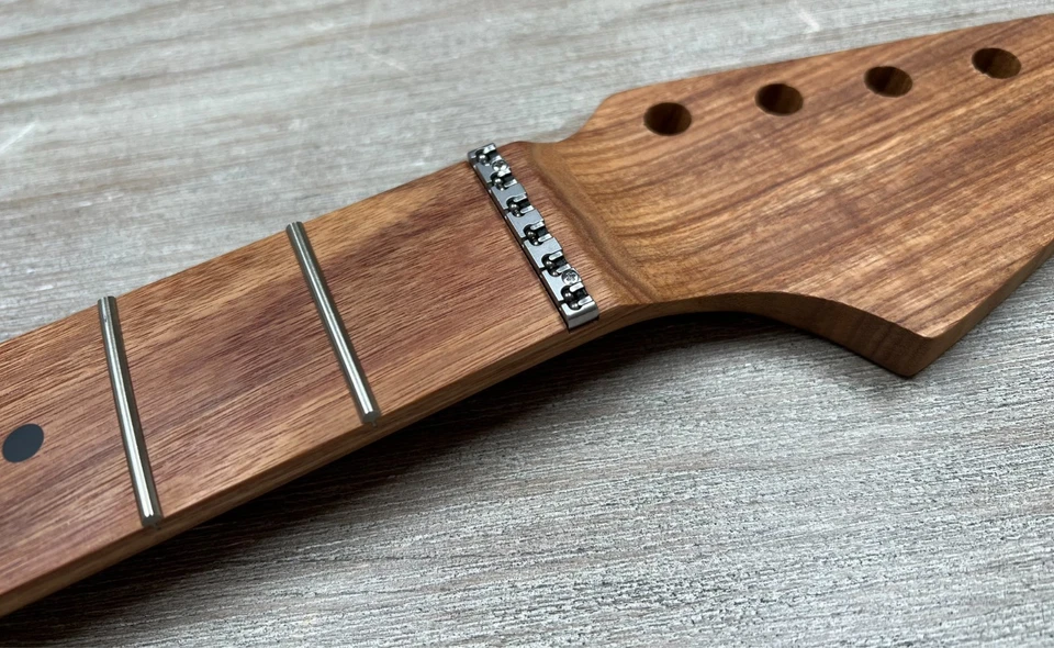 NOS Warmoth Strat 颈部 - Quartersawn 金丝雀,LSR 滚轮螺母,SS 6100 Frets,完好 — 第 2/4 张图片