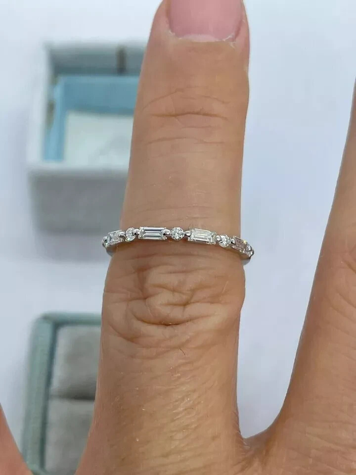 Anillo banda de eternidad de diamantes creados en laboratorio de 1 quilate enchapado en oro blanco de 14 k