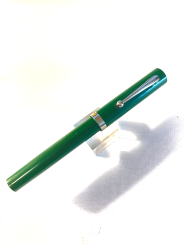 1980s Green Sheaffer  No Nonsense Fountain Pen FINE Italic Nib   Excellent!! - Afbeelding 1 van 7