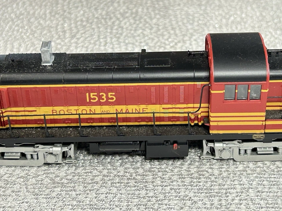 Atlas HO ALCO RS3 Boston And Maine Diesel Locomotive #1535 - Image 3 of 4