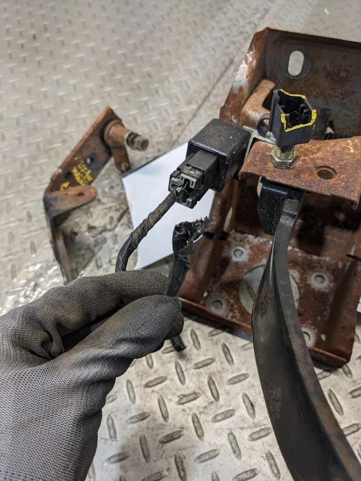 1987-1997 Nissan D21 Hardbody Pickup Clutch & Brake Pedal Assy OEM 1173884 - Image 3 of 4