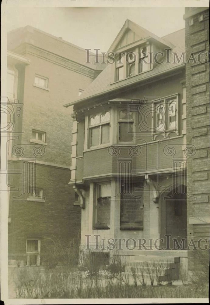 1929 Press Photo Exterior view of a house sandwiched between two other buildings
