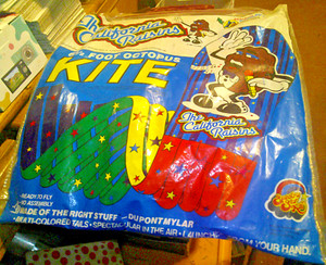 the California Raisons 6 1/2 Foot Octopus Kite w/Handler Ready To Fly 1988 NIP