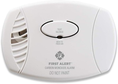 First Alert CO605 Plug-In Carbon Monoxide Detector with Battery 1-Pack, White 
