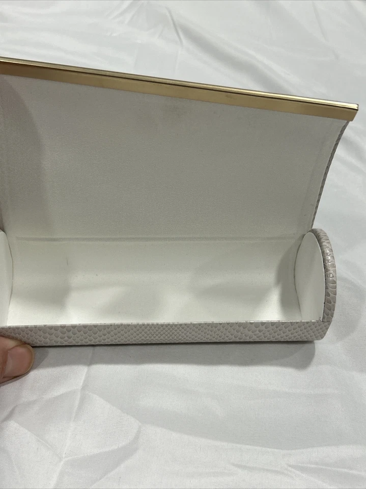 Estuche de piel de serpiente blanca sintética Jimmy Choo para gafas o gafas de sol cierre magnético Foto 3 de 4