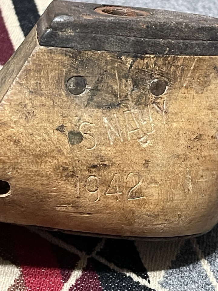 Molde de zapatos de madera de la Segunda Guerra Mundial par Vulcan con fecha de mayo de 1942 Marina de los Estados Unidos Foto 4 de 4