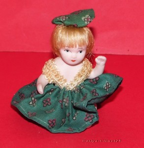 bambole di porcellana sedute