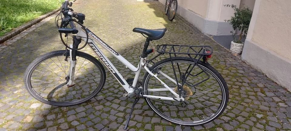 Merida Crossway 28 Zoll Damenfahrrad, City Fahrrad, Weiß/Schwarz mit Handyhalter